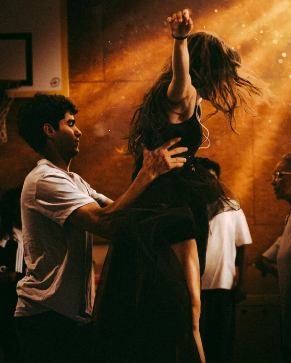 Porté de danse pendant la répétition Terra Futura · faisceau de lumière orange dans le studio