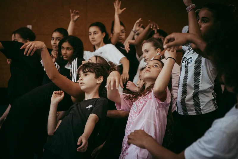 Action de groupe, gestes synchronisés