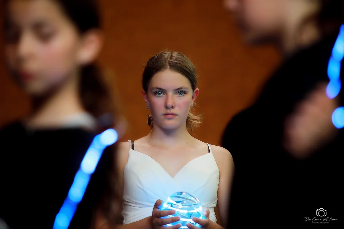 Jeune danseuse tenant une sphère lumineuse bleue · la Terre vue par une enfant · répétition Terra Futura